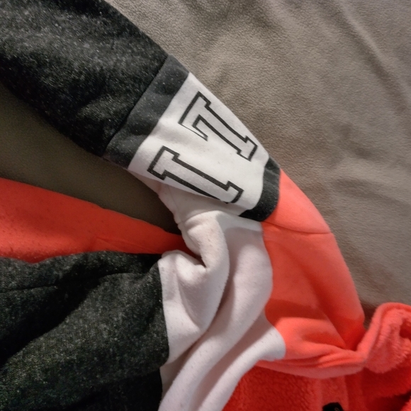 I believe this is a remake of victory secret size medium jogging suit with zipup - Picture 6 of 7